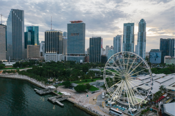 Skyline urbano representando oportunidades de negócios internacionais entre Brasil e Estados Unidos com a BTM Global Investments